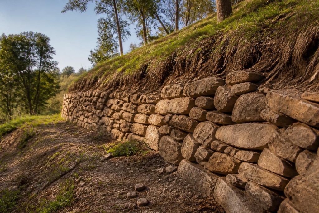 découvrez comment concevoir un mur de soutènement économique et durable, alliant solidité et longévité pour protéger efficacement votre terrain.