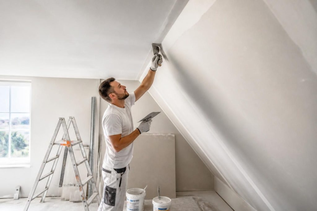 apprenez les meilleures astuces professionnelles pour réussir la jonction parfaite entre un placo rampant et le plafond, et donnez une finition impeccable à vos travaux.